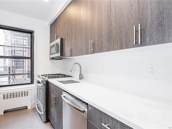 4th image of 325 Main St APT 2D