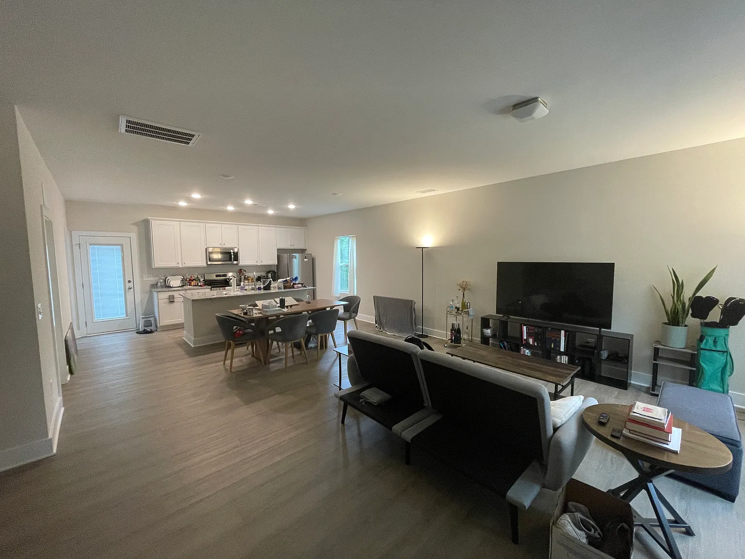 3 bed, 2.5 bath, 1490 sqft, $2,100 — Photo 2