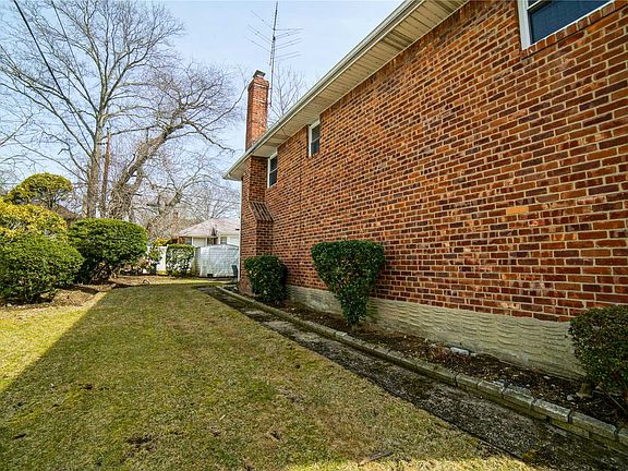 2nd image of 856 Sharon Ln