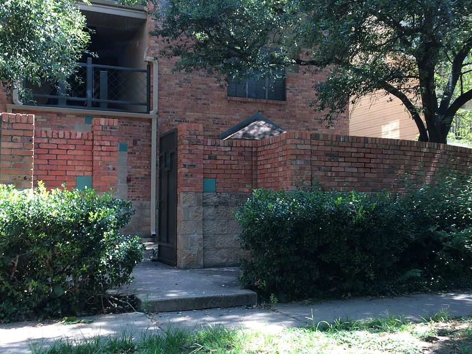 Small condo building with covered parking. Coded security gate to units. Corner of 22 1/2 and San Gabriel, Condo is on the 2nd floor
Shown in this photo is the bedroom window