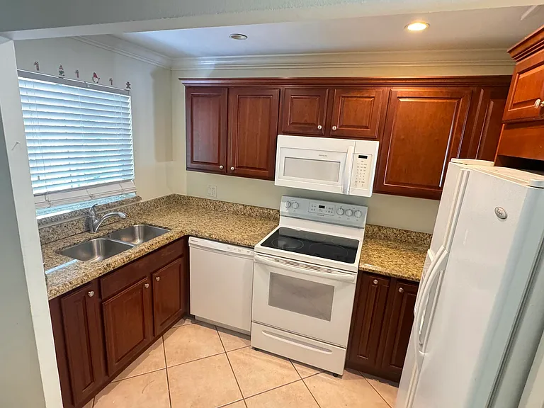 1727 Jimmy Buffett Mem Hwy #208 — Photo 4