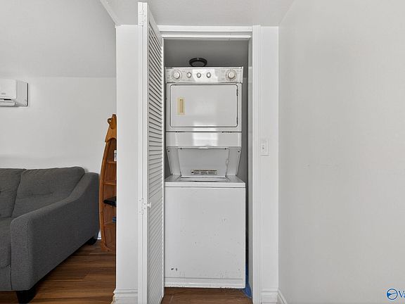 3rd image of 98 View Dr