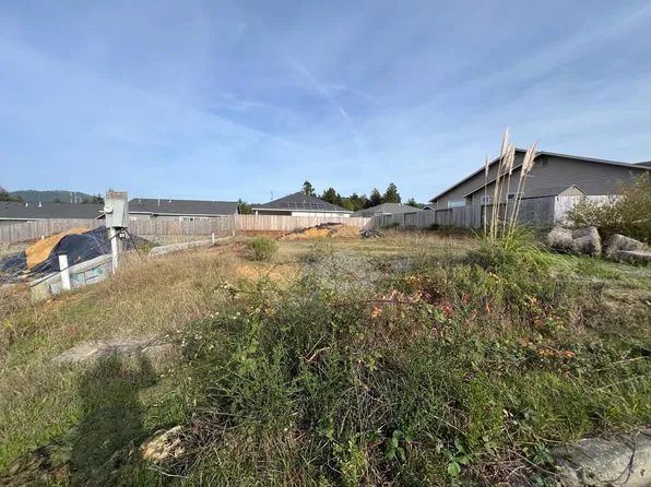 672 Hilltop Dr, Fortuna, CA 95540