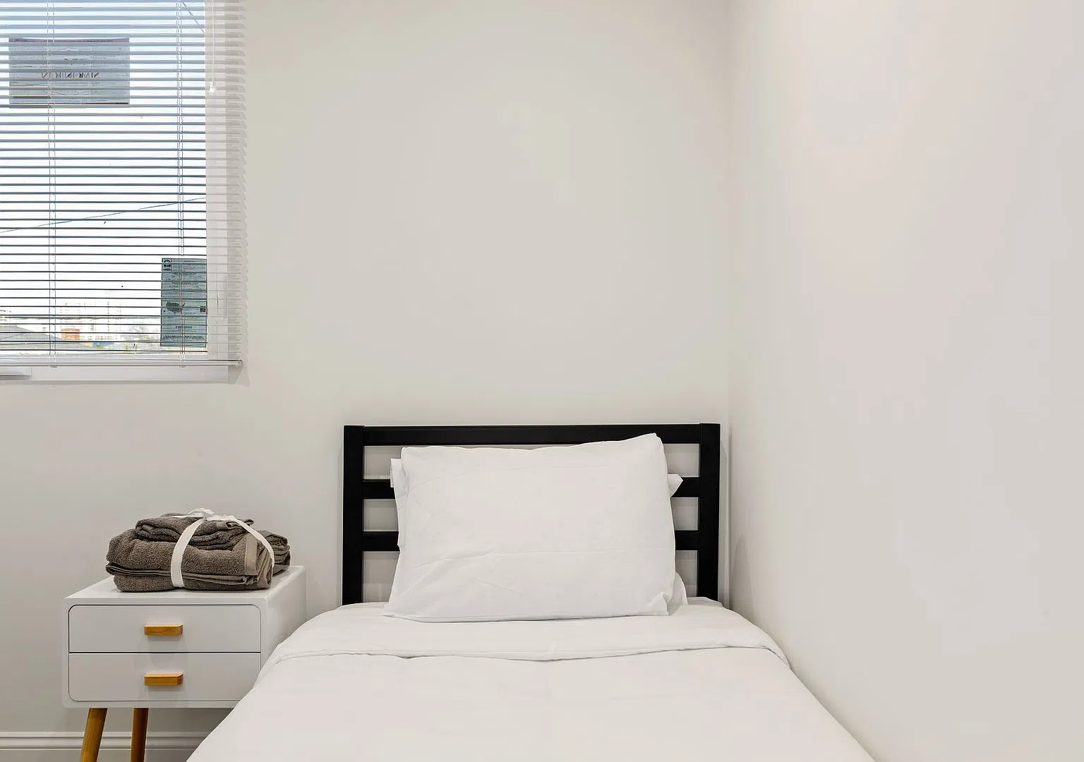 A 5 bedroom, 3 bathroom apartment with common areas and a fully functional kitchen at 1740 Kelton... — Photo 4