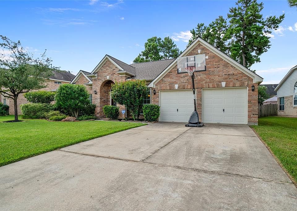 Welcome Home to 12711 Rocky Briar in the sought after neighborhood of Villages of Northpointe. Awesome one story with an amazing floor plan.
