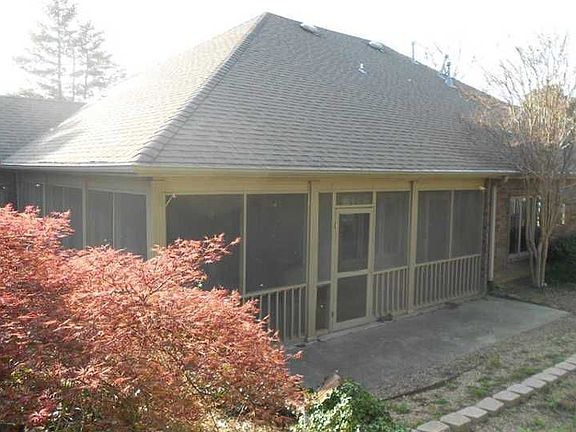 3rd image of 718 N Crest Dr