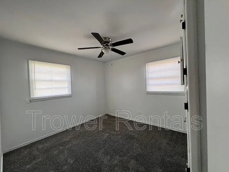 2211 E 11th St — Photo 5