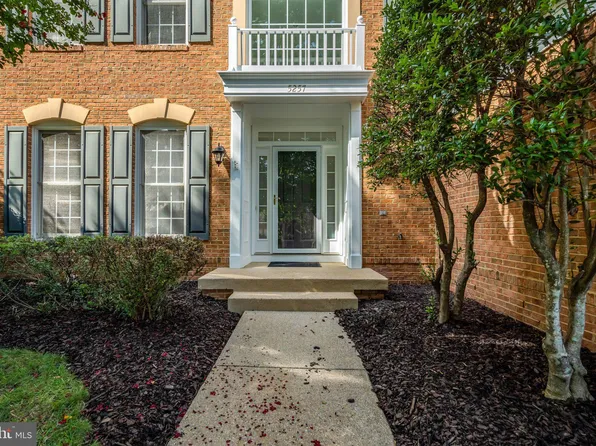 5257 Winter View Dr, Alexandria, VA 22312