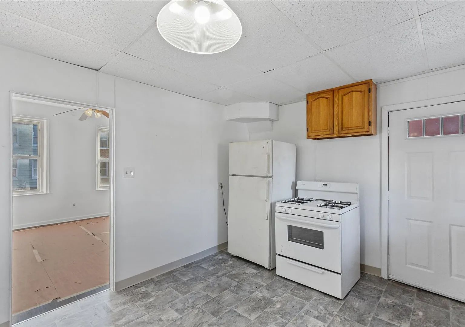 Bright 3 Bedroom, 1.5 Bath Home with Private Yard! — Photo 4