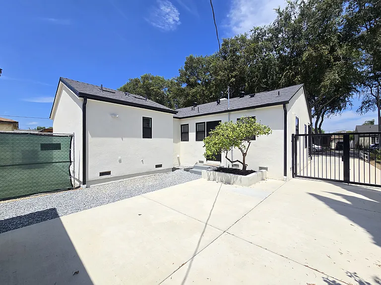 6327 California Ave — Photo 30