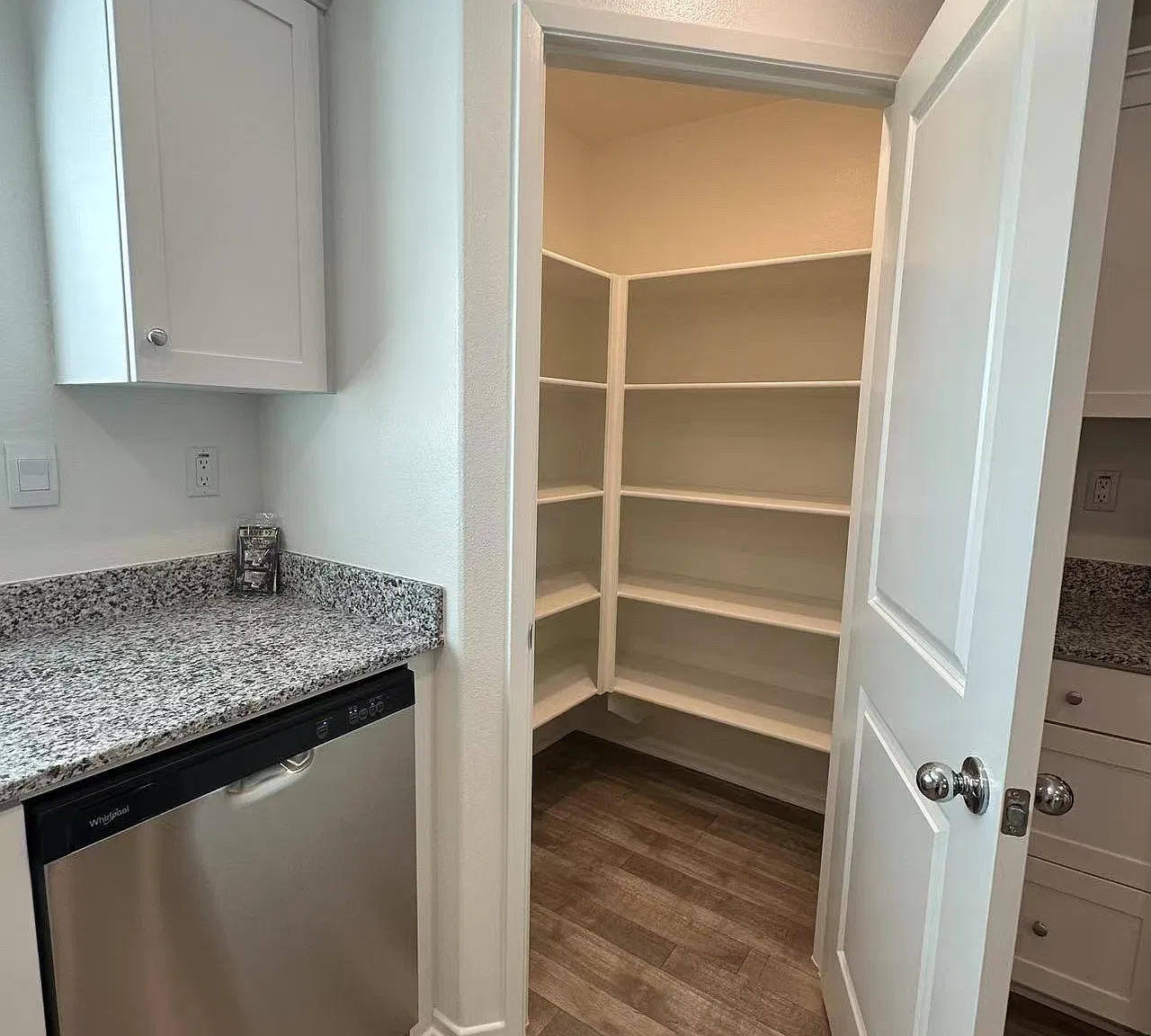 3 bed, 1352 sqft, $2,745 — Photo 4