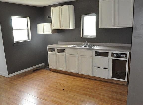 3rd image of 1801 S Douglas St
