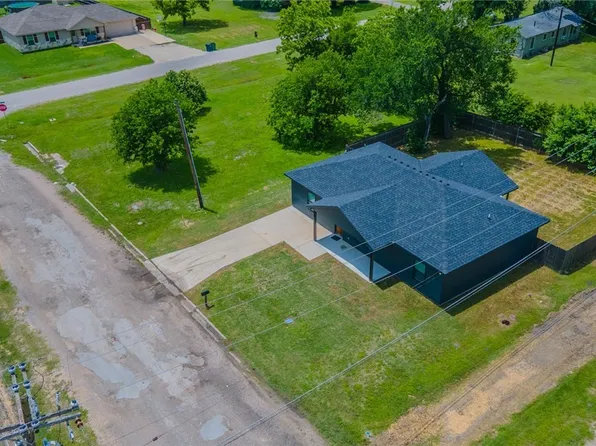 107 S Lexington St, Holland, TX 76534