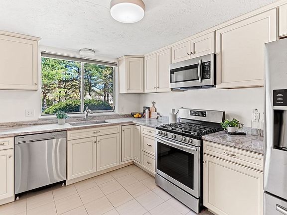 4th image of 19 Gaslight Ln #19