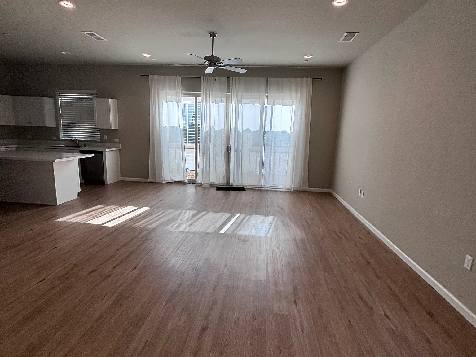3 bed, 2028 sqft, $2,600 — Photo 2