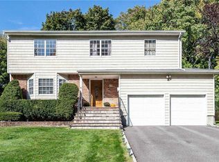 91 Beacon Hill Rd, Port Washington, NY 11050