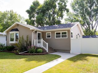 1018 S 17th St, Grand Forks, ND 58201
