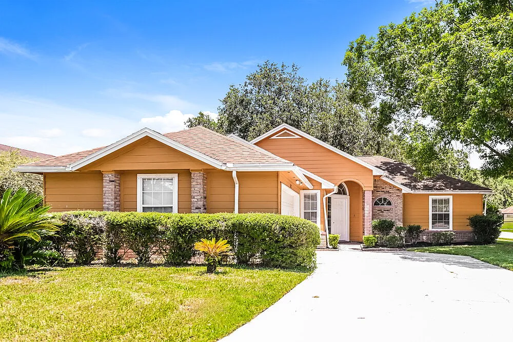 4 bed, 2.0 bath, 1607 sqft, $2,215 — Photo 1