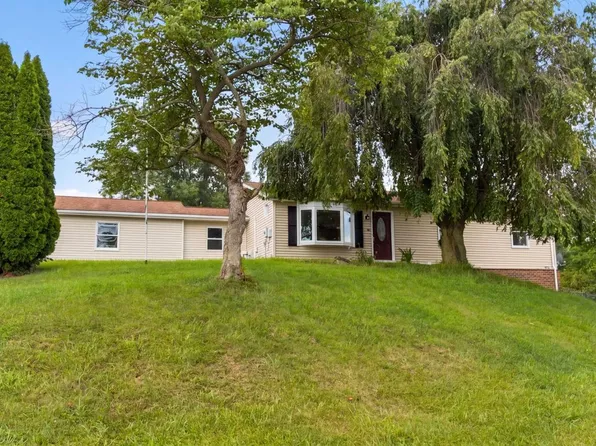 1673 Broad Ln, Falling Waters, WV 25419