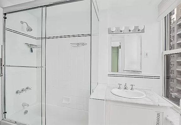 5th image of 424 E 52nd St APT 5B