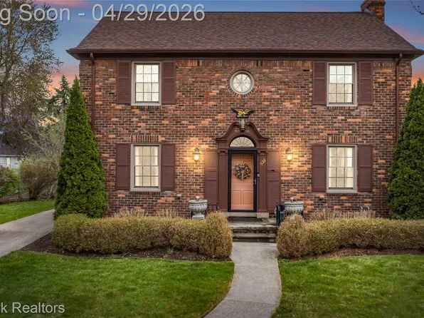 938 Lakepointe St, Grosse Pointe Park, MI 48230