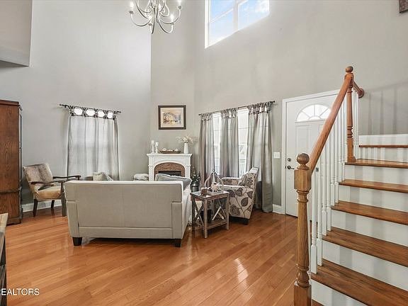 4th image of 411 Ashbury Cir