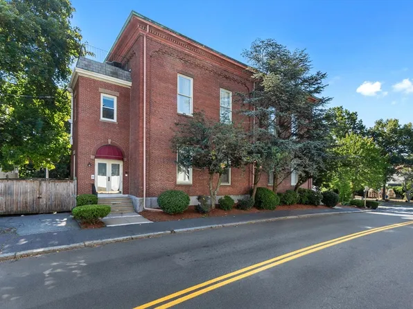 5 School St APT 8, Salem, MA 01970