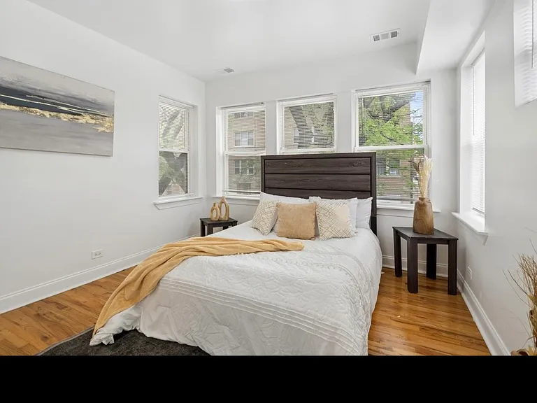 3849 W Ainslie St #1 — Photo 4
