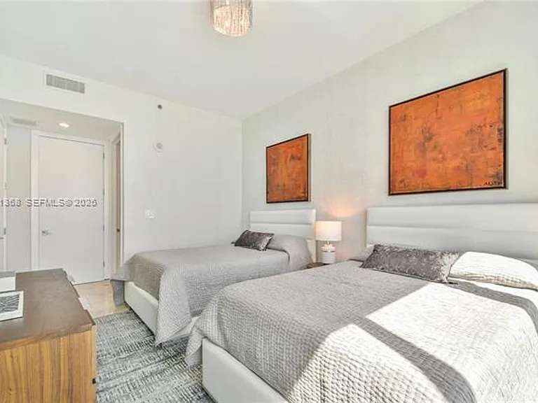 100 S Pointe Dr #2806 — Photo 24