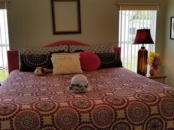 4th image of 689 Tulip Cir E