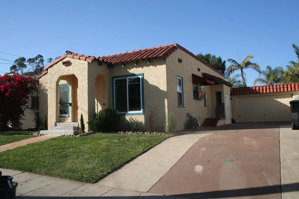 New large driveway/ 1.5 car garage - 2976 Laurel St