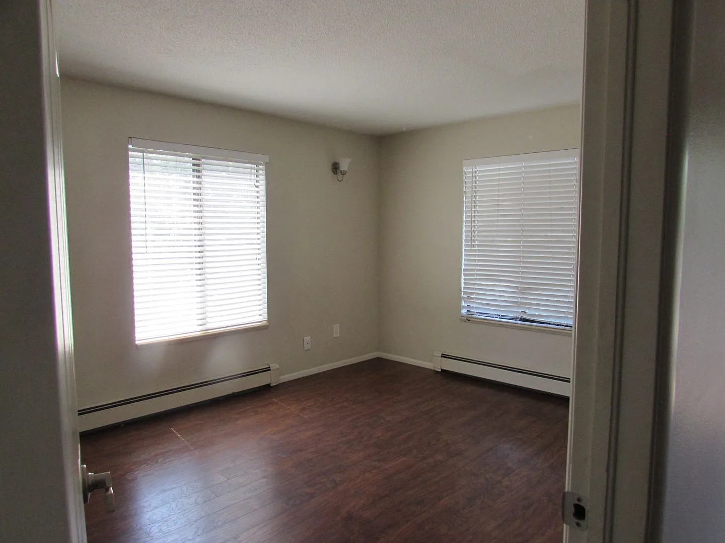 Cozy 2 Bed 1 Bath Lakeside Drive Condo — Photo 4