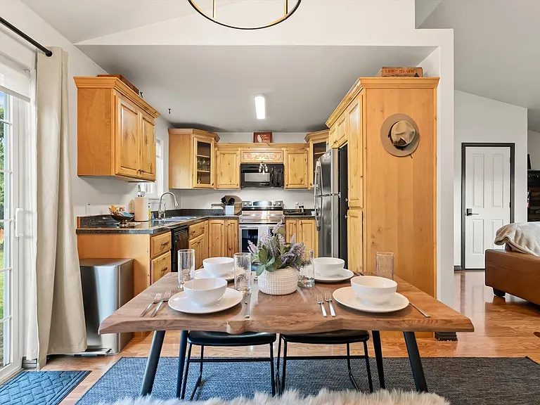 11 Karen Rd — Photo 3