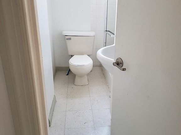 5th image of 490 Seymour Ave