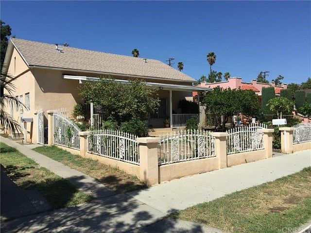 1st image of 563 Chatsworth Dr