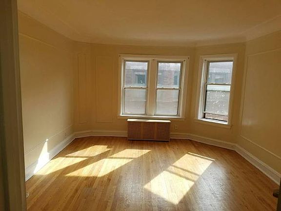 2nd image of 6757 N Artesian Ave #3F