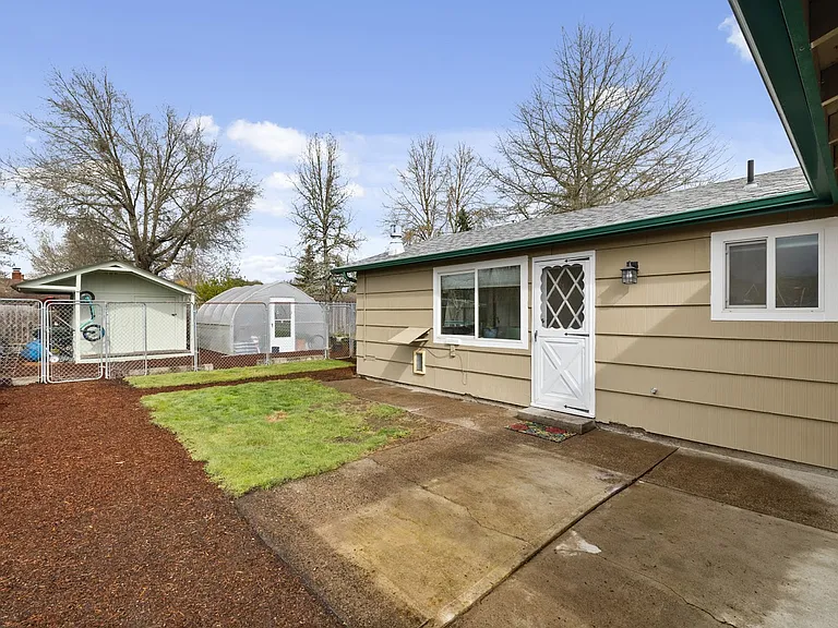 351 NE Plymouth Cir — Photo 12