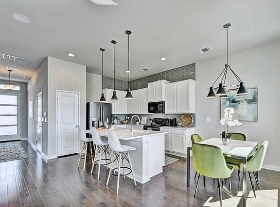 5th image of 15004 Forum Ave