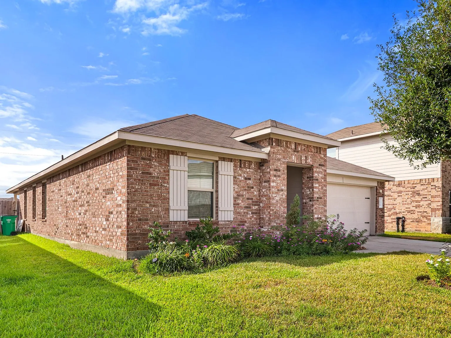 4 bed, 2.0 bath, 1838 sqft, $2,300 — Photo 3