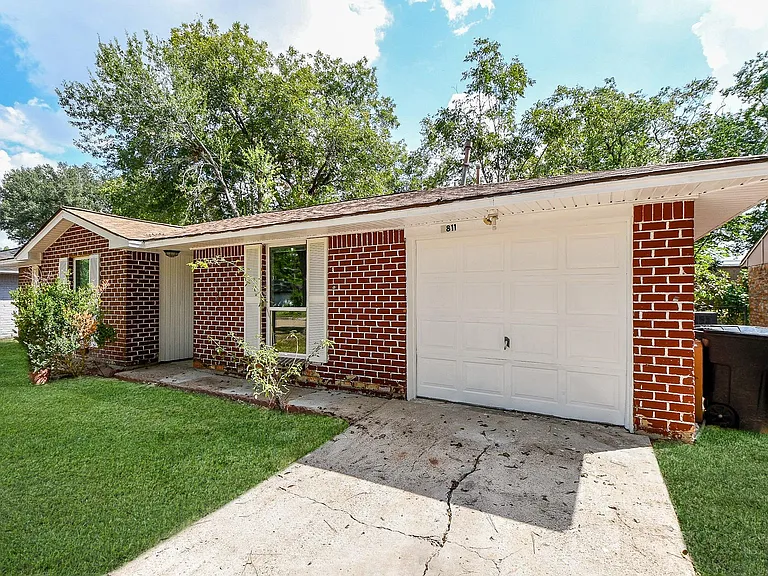 5811 Greencraig Dr — Photo 2