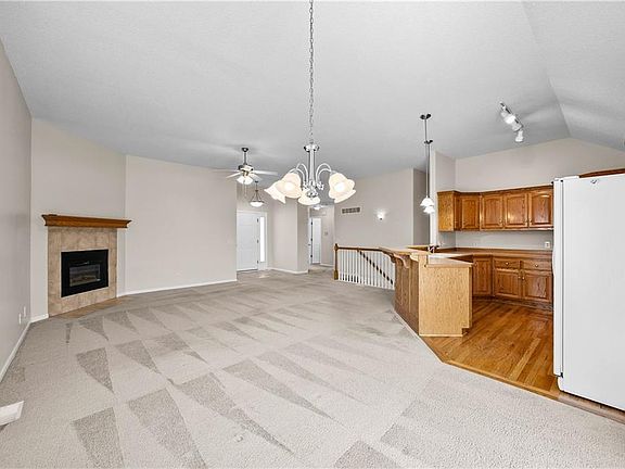 5th image of 215 Essex Dr