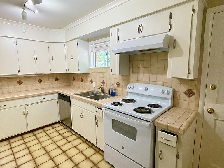 356 E Dickson St — Photo 8