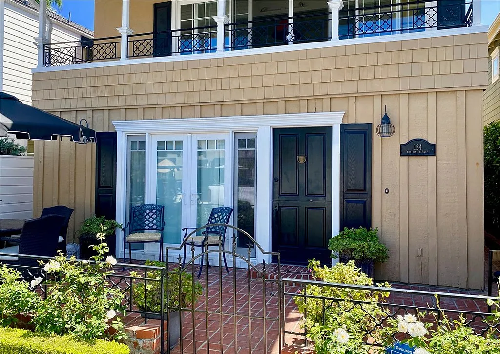 2 bed, 1100 sqft, $6,850 — Photo 1