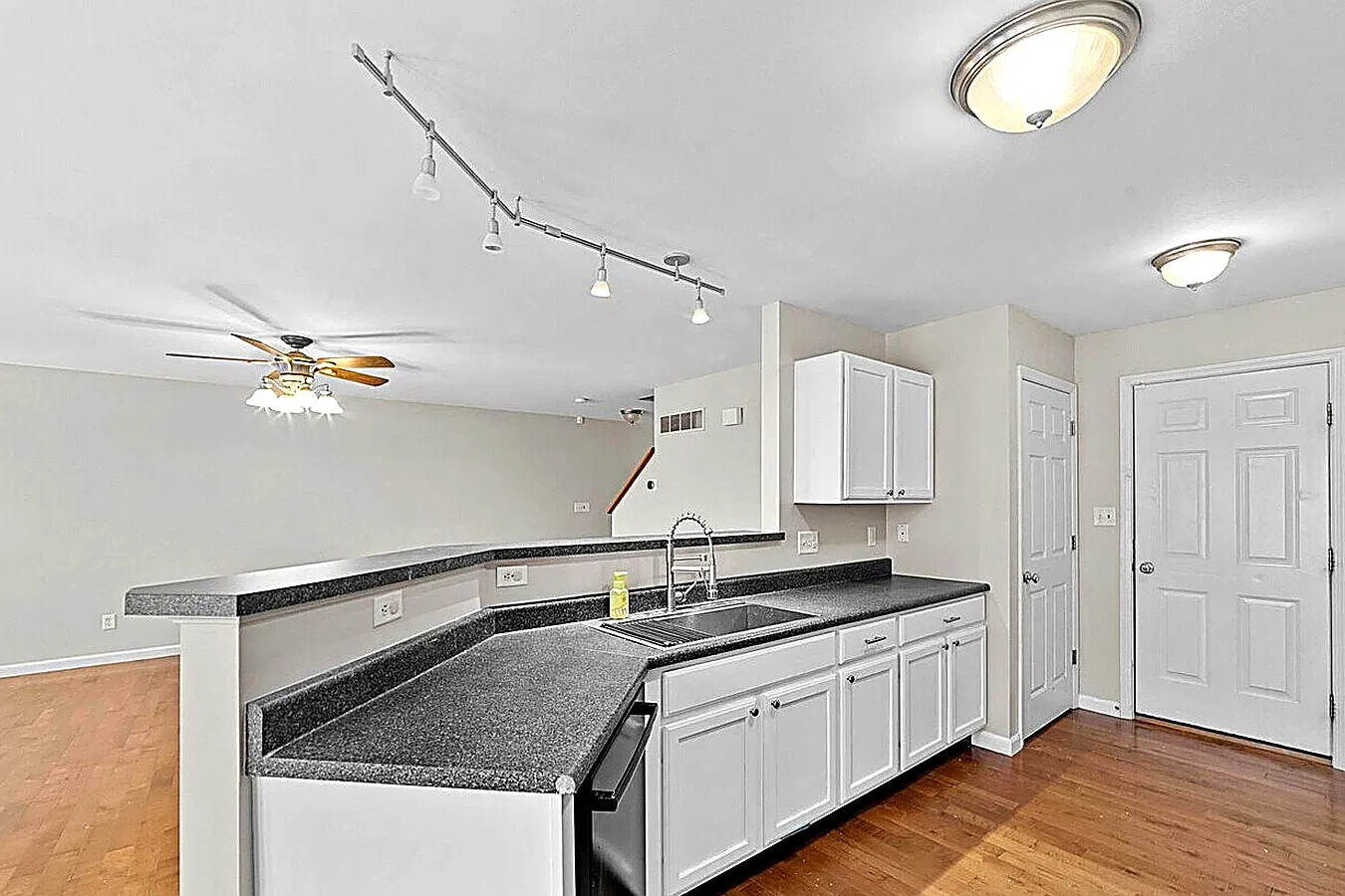 3 bed, 1720 sqft, $2,700 — Photo 4