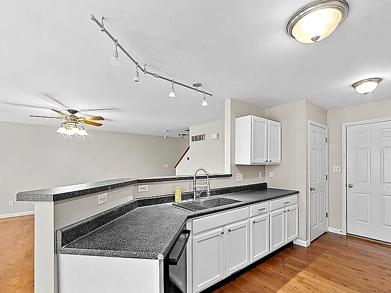 301 Northshore Ct — Photo 4
