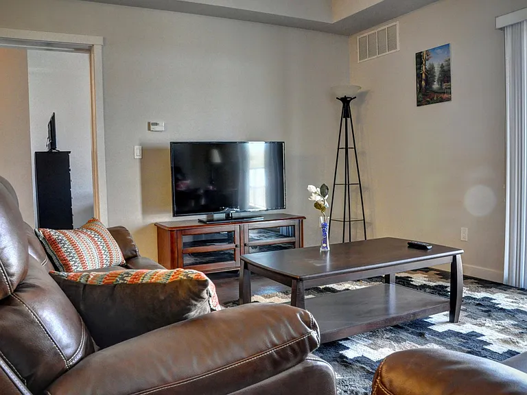 Emerald Ridge Apartments & Townhomes — Photo 29