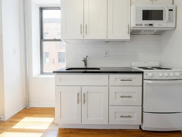 217 E 29th St #52 — Photo 2