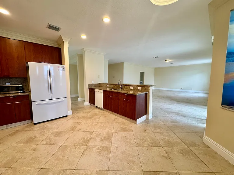 898 Tulip Cir — Photo 14
