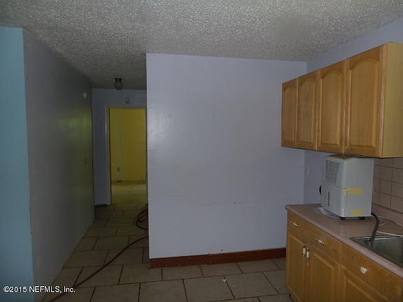 5th image of 961 Fromhart St