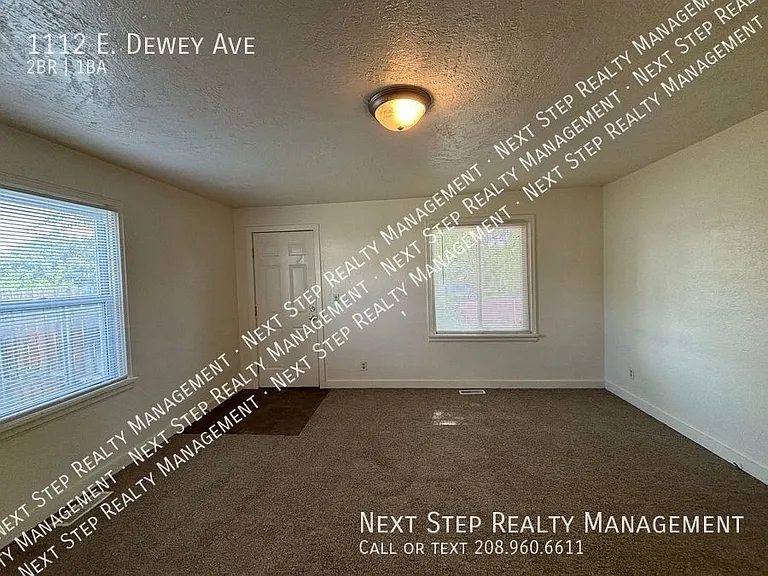 1112 E Dewey Ave — Photo 3